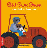 Petit ours brun conduit le tracteur