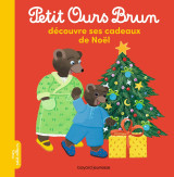 Petit ours brun découvre ses cadeaux de noël