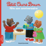 Petit ours brun fête son anniversaire