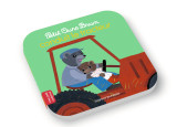 Petit ours brun conduit le tracteur