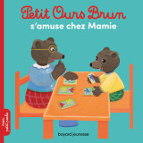 Petit ours brun s'amuse chez mamie